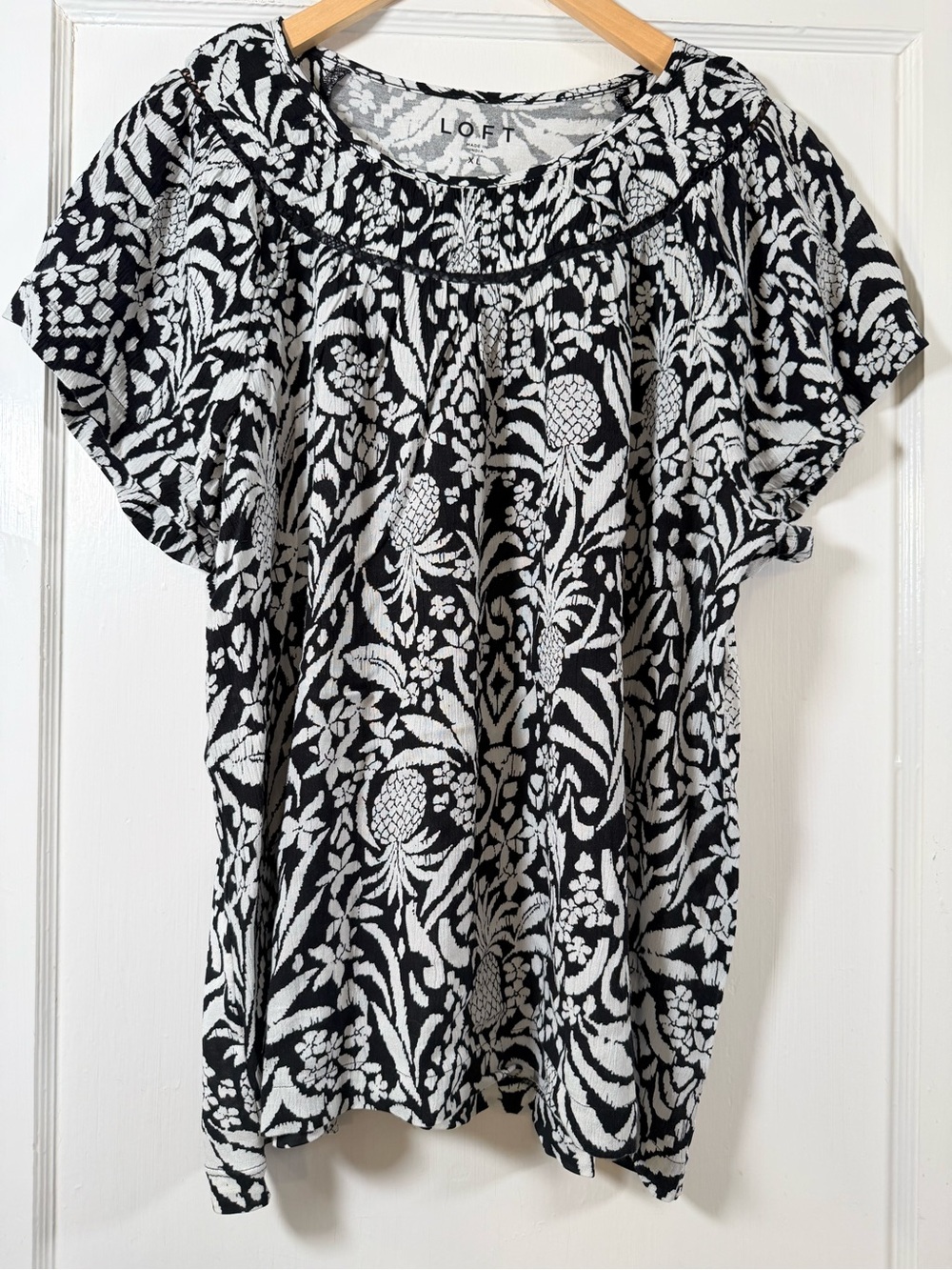 LOFT Black & White Pineapple-Print lightweight blouse